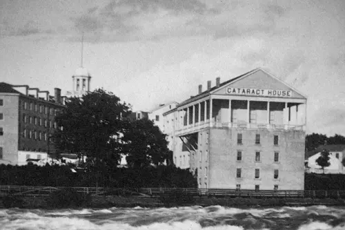 A historic, black-and-white photograph of the Cataract House Hotel.